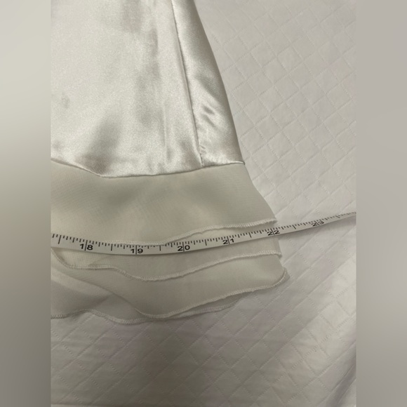 La Vie En Rose stunning 2 Piece Pyjama Set in cream satin with ruffles. Size XL - Picture 15 of 16